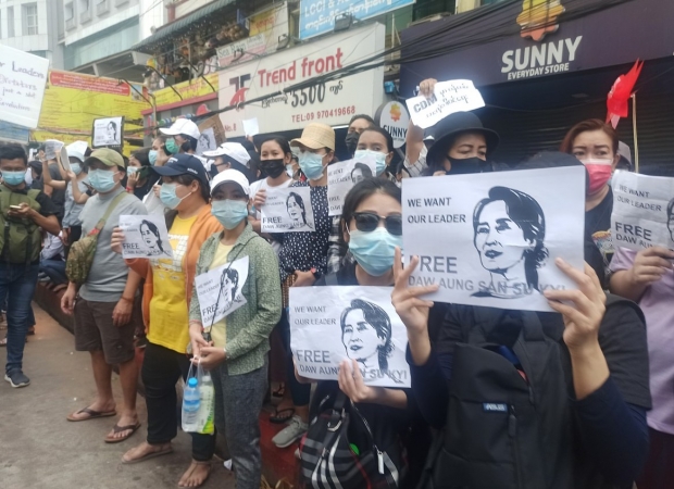 미얀마 최북쪽 도시 미치나(Myitkyina: 일본군 위안소가 있던 도시) 등에서 치안 부대의 총격으로 시위대의 3명이 사망했다. 미얀마 국군은 파업 확대를 억누르려 하고 있지만 참가자는 계속 확대되고 있다. (사진 : 위키피디아)