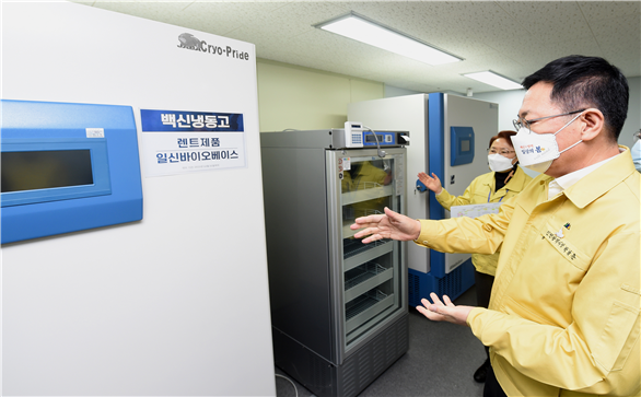 박남춘 시장, 예방접종센터(연수구 선학체육관)를 점검하고 있다.