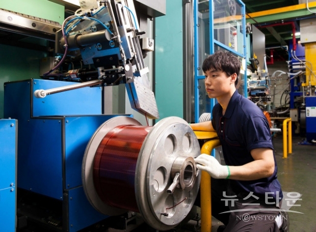 LS전선 직원이 경북 구미 사업장에서 전기차용 고전압 권선을 생산하고 있다((사진 : LS전선)