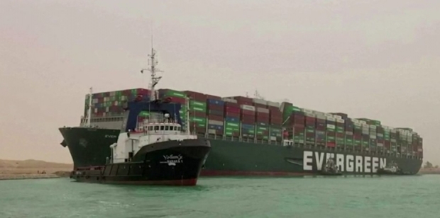 좌초한 선박은 대만의 에버그린·마린호가 운항하는 전장 400미터의 컨테이너선 ‘에버·기븐(22만 4천 톤)이다. 이집트의 수에즈 운하청은 모래 폭풍에 의한 시계 불량이 좌초의 원인이라고 보고 있다. (사진 : 유튜브)
