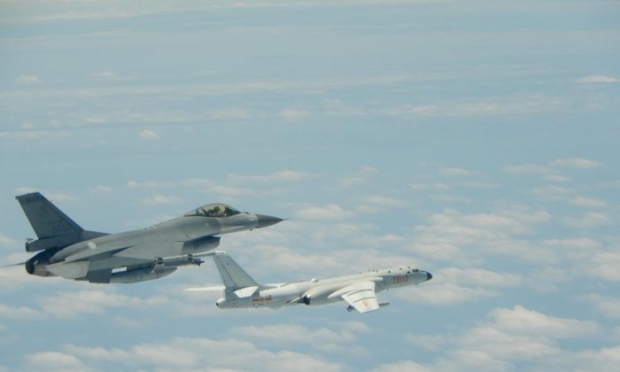 서태평양에서 비행 중인 대만 공군 F-16 전투기. 대만 공군 사진