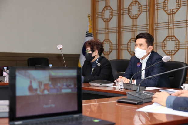 (왼쪽부터) 유엔미래포럼 박영숙 대표, 이강덕 포항시장
