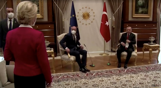 에르도안 터키 대통령은 샤를 미셸 유럽연합(EU) 상임의장(남성)이 나란히 상석에 앉은 상태에서 우르줄라 폰데어라이엔 집행위원장(여성)이 자신이 앉을 의자가 없자 당황해 가만 서 있는 모습이 화면에 비쳤다. (사진 : 유튜브)