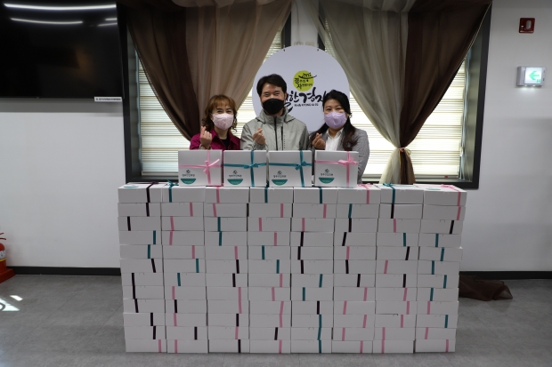 김경희 센터장(왼쪽에서 첫 번째)이 의료키트 100개를 친절한 경자씨(경주시 자원봉사자)에 기증한 후 함께 기념촬영을 하는 모습