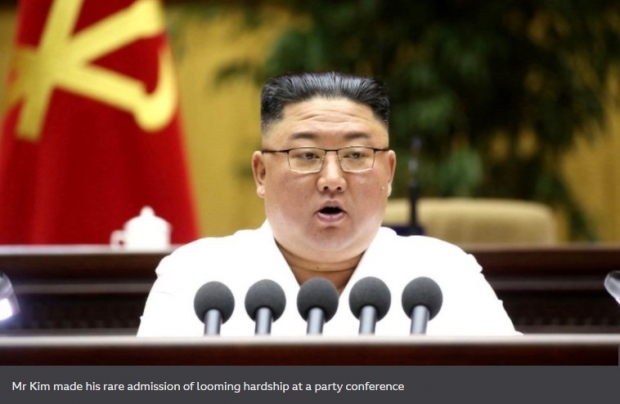 김정은은 15일 전원회의에서 한국이나 미국과 관련한 언급은 없었다. 그러나 안건으로 “현 국제정세에 대한 분석과 우리당의 대응 방향에 관한 문제”를 언급, 16일 회의에서 논의 될 수 있음을 내비쳤다. (사진 : 유튜브 캡처)