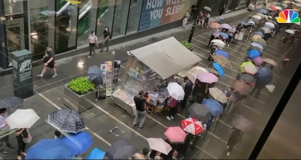 홍콩의 민주화를 지지해 온 빈과일보(Apple Daily)가 폐간 마지만 발행 신문을 구입하기 위해 모여든 홍콩 시민들. (사진 : 유튜브 캡처)