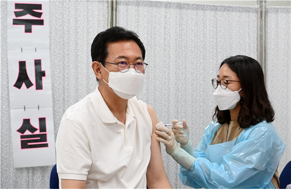 박남춘 인천시장이 지난 21일 남동구 보건소에서 아스트라제네카(AZ) 코로나19 백신 2차 접종을 받고 있다.