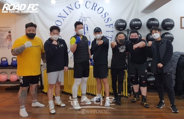 왼쪽부터 김재훈, 윤연희 코치, 윤형빈, 이규원 관장, 안일권 코치