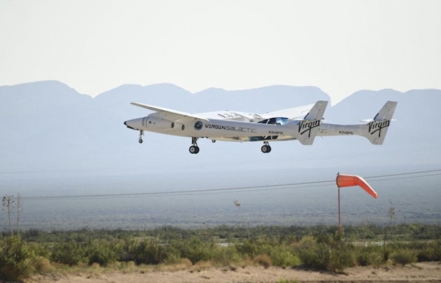 우주선 ‘스페이스 쉽 2 (Spaceship2)’는 미국 서부 뉴멕시코 주에 건설한 우주항(宇宙港)의 활주로로부터 모선의 비행기에 안겨 이륙을 했다. (사진 : 버진 캘럭틱 홈페이지 캡처)