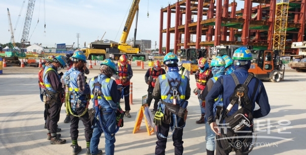 근로자들이 작업 전 안전회의(TBM)에서 전달 사항을 공유(사진 : 삼성물산)