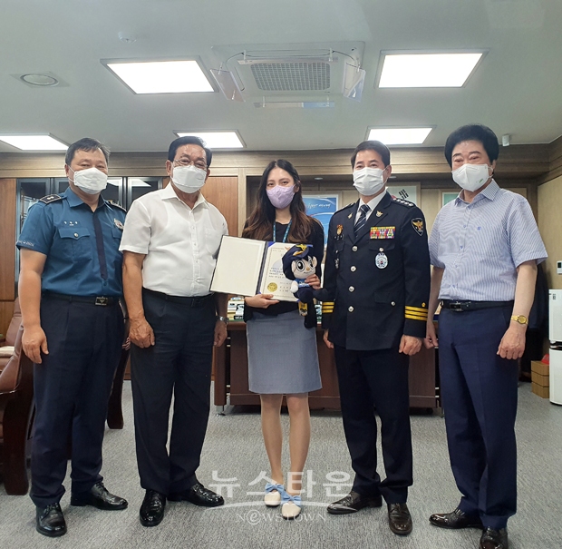 홍성경찰서가 8월 20일 홍성농협 본점을 방문, 전화금융사기 피해를 예방한 직원 A씨에게 감사장을 수여했다.