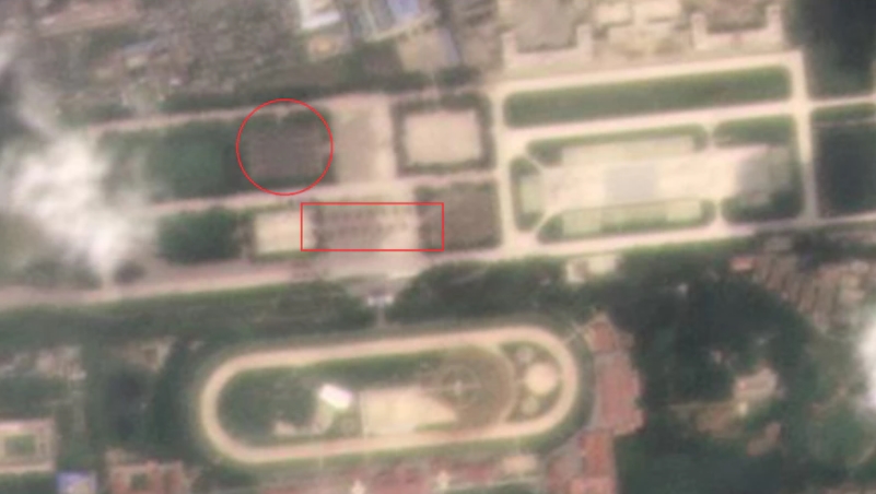 북한 평양 미림비행장 북쪽의 열병식 훈련장을 촬영한 8월 30일자 위성사진. 북한 병력들과 차량들이 집결한 모습을 볼 수 있다. Planet Labs 사진