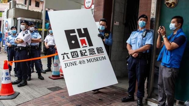 홍콩 경찰이 9일 톈안먼 추모기념관을 압수수색했다.