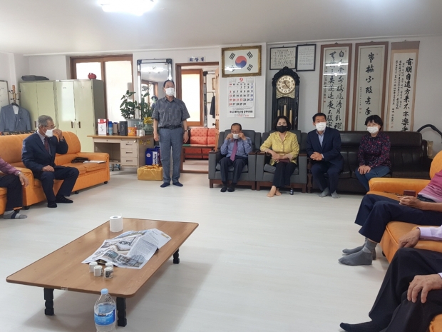이상원 센터장과 김순옥 의원이 지역의 어르신들을 찾아 안부를 확인하며 의견을 경청하는 모습