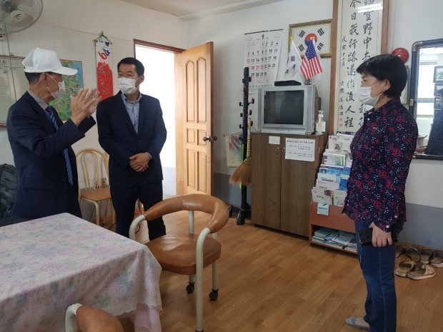 이상원 센터장과 김순옥 의원이 지역의 어르신들을 찾아 안부를 확인하며 의견을 경청하는 모습 (안강읍 유공자회 방문)