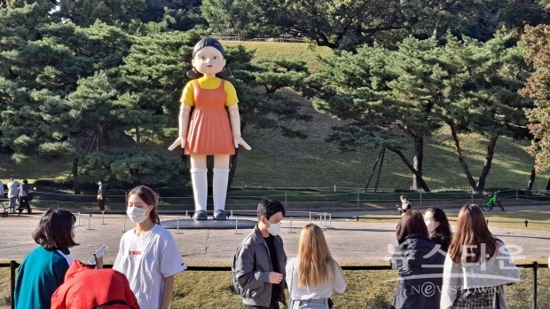 Character, SQUID GAME, Olympic Park, Songpa, Seoul, Korea. Oct.27, 2021.