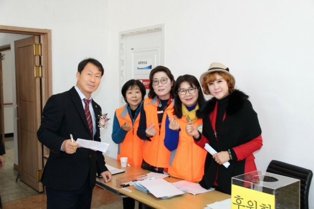 자원봉사자들과 환담하는 김태근 회장