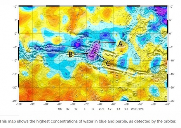 지도는 궤도선에 의해 감지된 가장 높은 물의 농도를 '파란색과 보라색'으로 보여준다