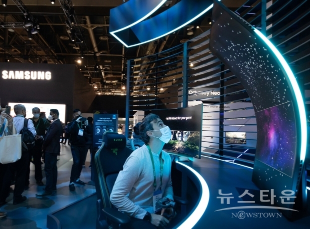 CES 2022가 열리고 있는 미국 라스베이거스 컨벤션 센터 삼성전자 전시관에서 관람객들이 다양한 제품들을 체험하고 있는 모습/ 사진 : 삼성전자