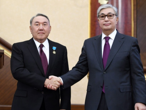 사진 왼쪽이 누르술탄 나자르바예프(Nursultan Nazarbayev) 전 대통령(81)/ 오늘쪽은 현재의 토카예프 대통령(Kassym-Jomart Tokayev, 68)./ 사진 : 유튜브 캡처