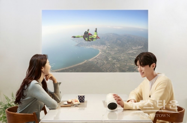 삼성전자 모델이 실내와 야외에서 자유롭게 사용 가능한 포터블 스크린 ‘더 프리스타일’을 선보이고 있다.
