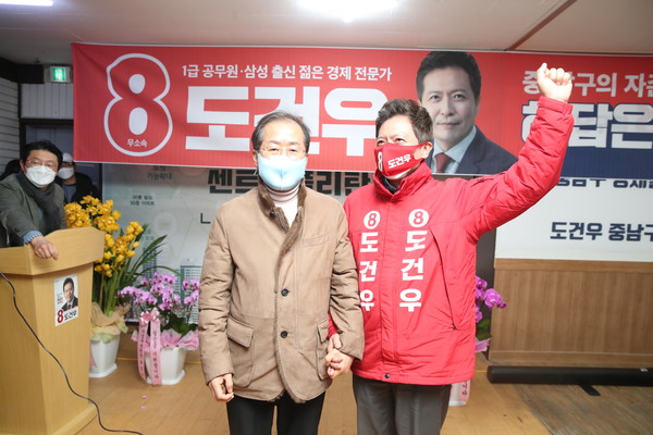 ▲ 홍준표 의원이 도건우 후보 지지를 위해 도 후보 사무실을 방문 출정식 행사후 함께 손을 잡고 사진을 찍고있는 모습이다.