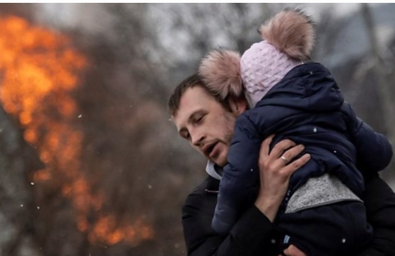 러시아의 포격을 피해 키이우 근처의 이르핀에서 대피하는 주민들. BBC 캡처