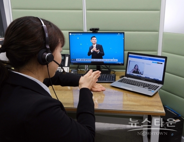 삼성전자서비스 전담 통역사가 수어 상담을 제공하는 모습 / 사진 : 삼성전자서비스