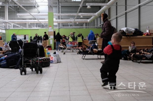 우크라이나에서 이웃나라 루마니아에 월경한 동반자가 없는 아이는 2월 24일부터 3월 7일 사이에 500명 이상을 확인됐다. 인근 국가로 피난한 같은 아이들의 실제의 인원수는 훨씬 많을 가능성이 있다고 했다고 유니세프는 지적했다. / 사진 : UNICEF 홈페이지
