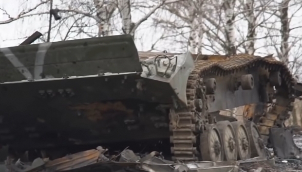 우크라이나군에 폭파된 러시아 탱크.