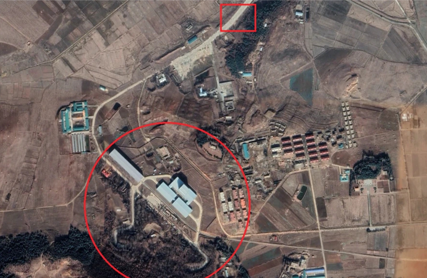 북한이 발사한 지점(위 네모)과 신리 미사일 지원시설(아래 원). 도로를 따라 북동쪽으로 이동하면 순안 국제공항이 나온다. CNES Airbus / Google Earth