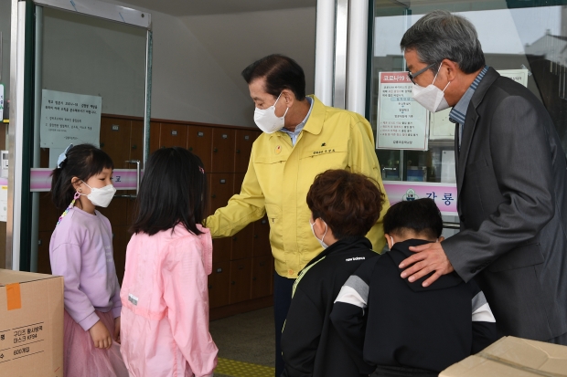 지난해 3월 갑룡초등학교 학생들을 격려했다