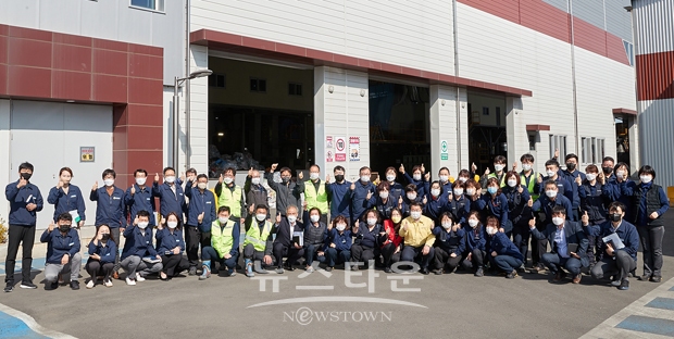 지난 4월 7일 오세현 아산시장이 아산시시설관리공단을 찾아 생활자원처리장, 자원회수센터 현장을 둘러보고 현업 근로자의 애로사항 청취와 격려를 위한 간담회에 참석했다.