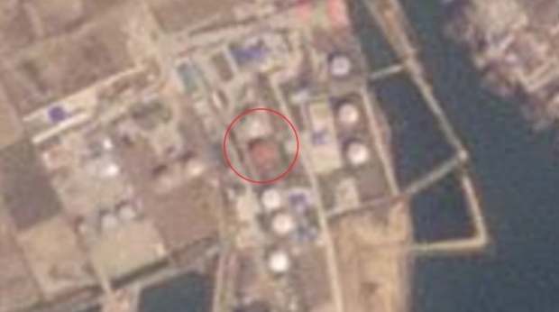 북한 남포항 일대를 촬영한 19일자 위성사진. 북한이 새롭게 건설한 유류탱크(원 안)가 보인다. Planet Labs