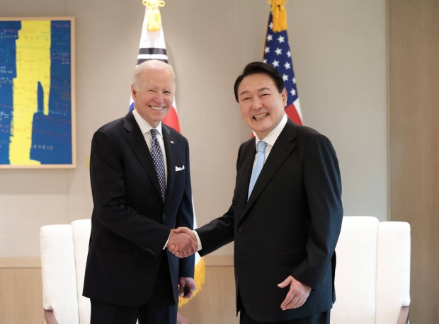 바이든 미국 대통령이 한국을 방문한 것을 윤석열 한국 신임 대통령이 취임한지 10여일 만에 이뤄진 회담으로 일본에 앞서 한국 방문을 한 것은 매우 이례적이며, 일부에서는 한국의 국제적 위상이 그만큼 높아졌음을 의미한다고 평가하기도 한다.   / 사진 : 대통령실