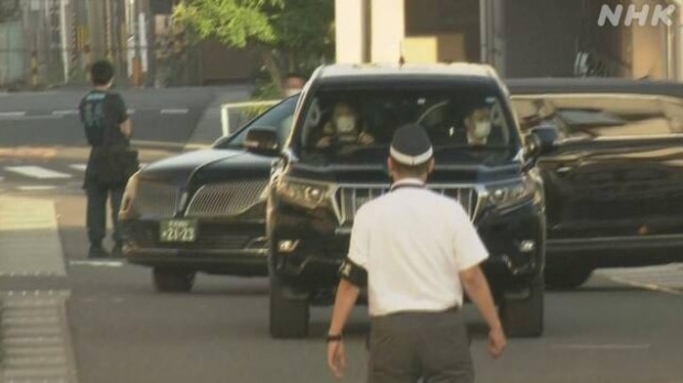 아베 전 총리의 시신을 실은 것으로 보이는 차는 9일 오전 6시 전, 나라현 카시하라시에 있는 나라 현립 의과 대학 부속 병원을 나왔다. 집이 있는 도쿄로 향하는 것으로 보인다. / 사진 : NHK방송 비디오 캡쳐