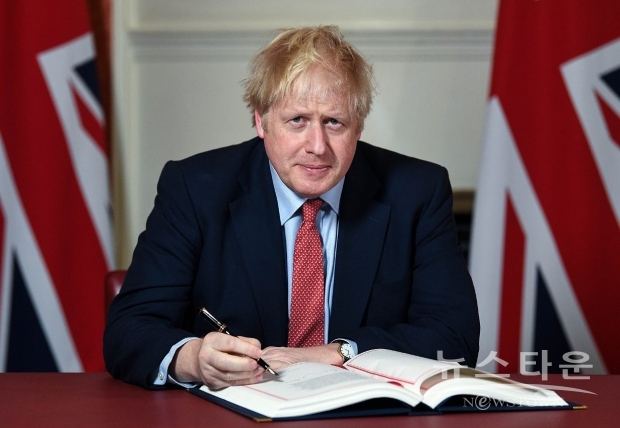 정책에 대한 설명 부족(독단적, 케케묵은 특권의식)과 분열정치를 일삼은 보리스 존슨-Boris Johnson 영국 총리. 그는 끝내 사퇴할 수 밖에 없었다 / 사진 : 위키피디아