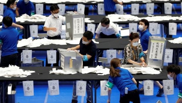 7월10일 일본 참의원 선거, 투표함을 열고 개표 / 사진 : 텔러 리포트 비디오 캡처