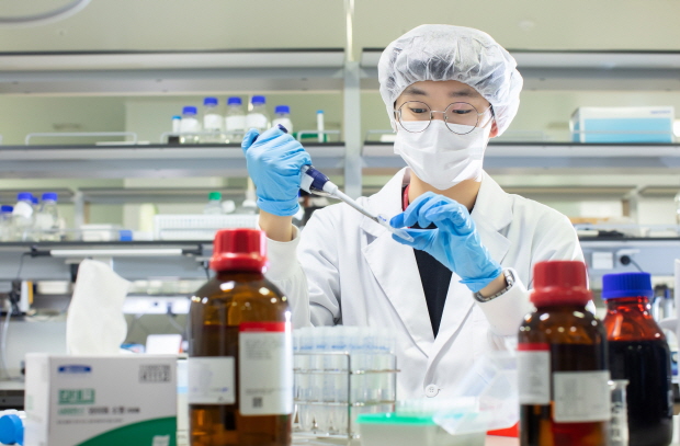 SK바이오사이언스 연구원이 백신 연구를 진행하고 있다.
