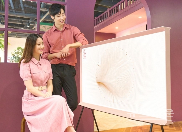 삼성전자 모델이 라이프스타일 TV ‘더 세리프’ 블라썸 핑크 제품을 소개하고 있는 모습 / 사진 : 삼성전자
