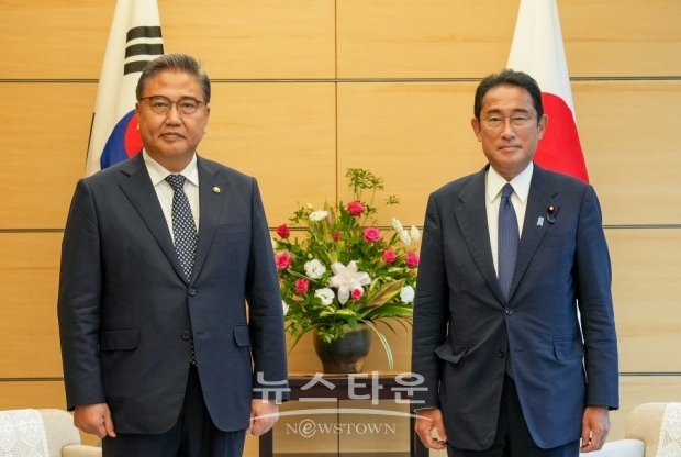 19일 박진 외교부장관과 기시다 후미오(오른쪽) 일본 총리와 회담, 회담 내내 기시다 총리는 미소를 보이지 않았다고 한다 / 사진 : 외교부