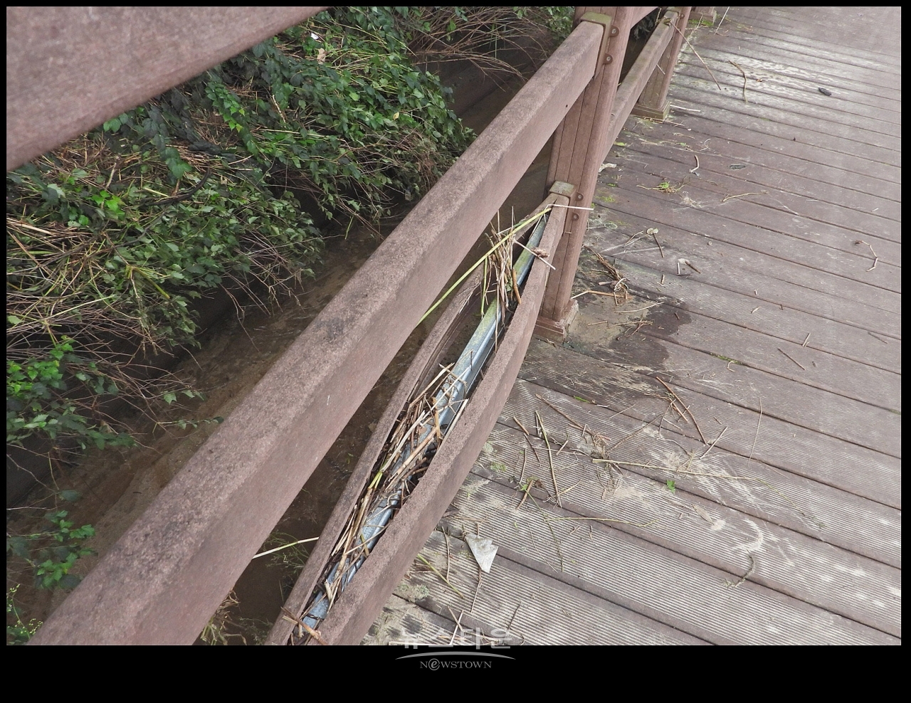 원주 문막읍 섬강변 자전거길 안전펜스 수백곳 파손 및 균열