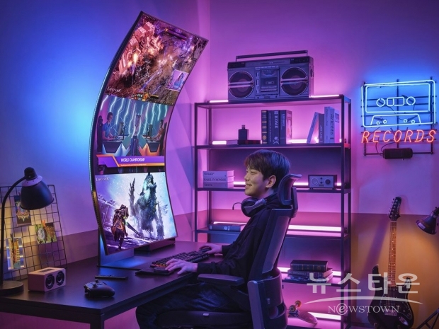 삼성전자 모델이 서울의 한 스튜디오에서 차세대 게이밍 스크린 ‘오디세이 아크’를 선보이고 있다.