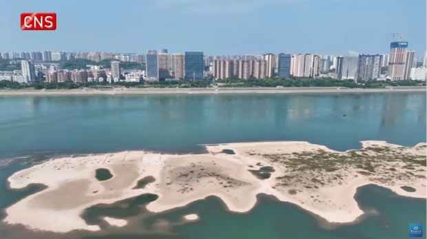 가뭄으로 수위가 매우 낮아져 물 부족사태가 벌어진 양쯔강 일대 / 사진 : 뉴스사이트 CNS 비디오 캡처