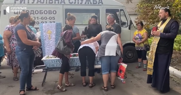 우크라이나 한 어린이가 러시아의 공격으로 사망, 부모등 동네 어른들이 모여 추모 / 사진 : 뉴스사이트 비디오 캡처