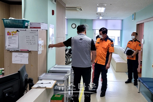 광주광역시 북부소방서가 9월 6일 오후 추석 명절 대비 북구 양산동 소재 다움요양병원을 찾아 현장 지도 점검을 실시했다. 이날 이동영 서장은 요양병원 시설물을 살펴본 뒤 추석 연휴 기간 동안 다중이용시설 관계인의 화재예방 및 안전에 각별한 관심과 협조를 당부했다.