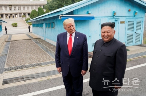 2019년 판문점에서 트럼프 대통령과 김정은이 만났다. 이때 트럼프 대통령은 남북 경계선을 넘어 북한 땅을 밟은 최초의 미국 대통령이 됐다. / 사진 : 더 내셔널 인터레스트 관련 기사 일부 캡처