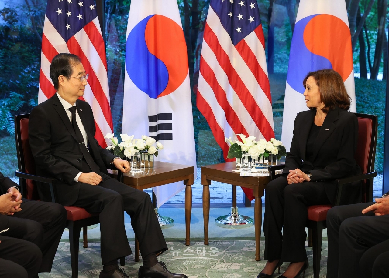일본에서 한덕수 총리와 면담하고 있는 해리스 미 부통령