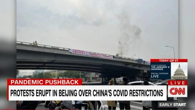 베이징 인민대회당 주변 육교에 나붙은 현수막들 / 사진 : CNN 비디오 캡처