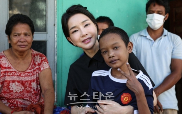 프놈펜 심장병 어린이를 찾은 김건희 여사 (윤석열대통령 홍보단 페이스북)